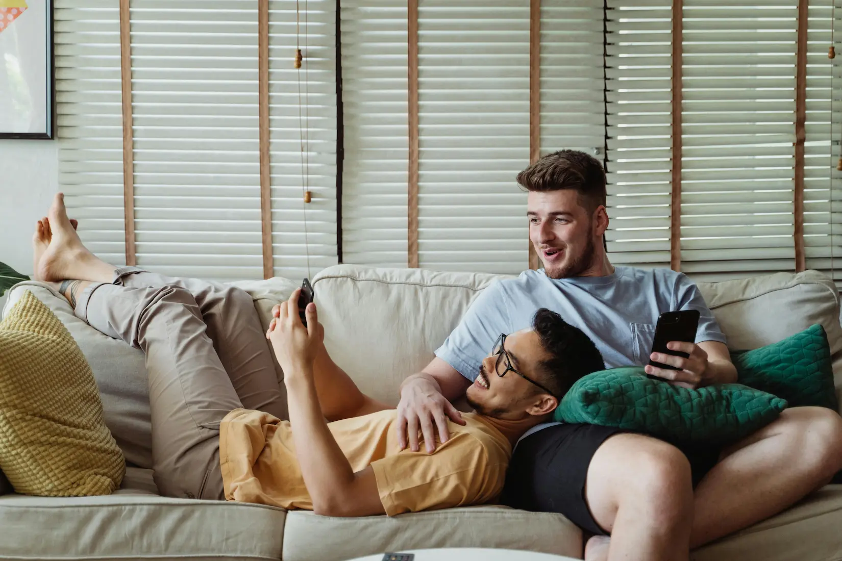 Couple qui regarde ses photos de mariage sur son téléphone