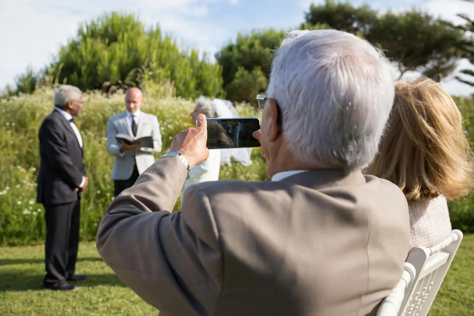 Invités qui prennent des photos pendant un mariage