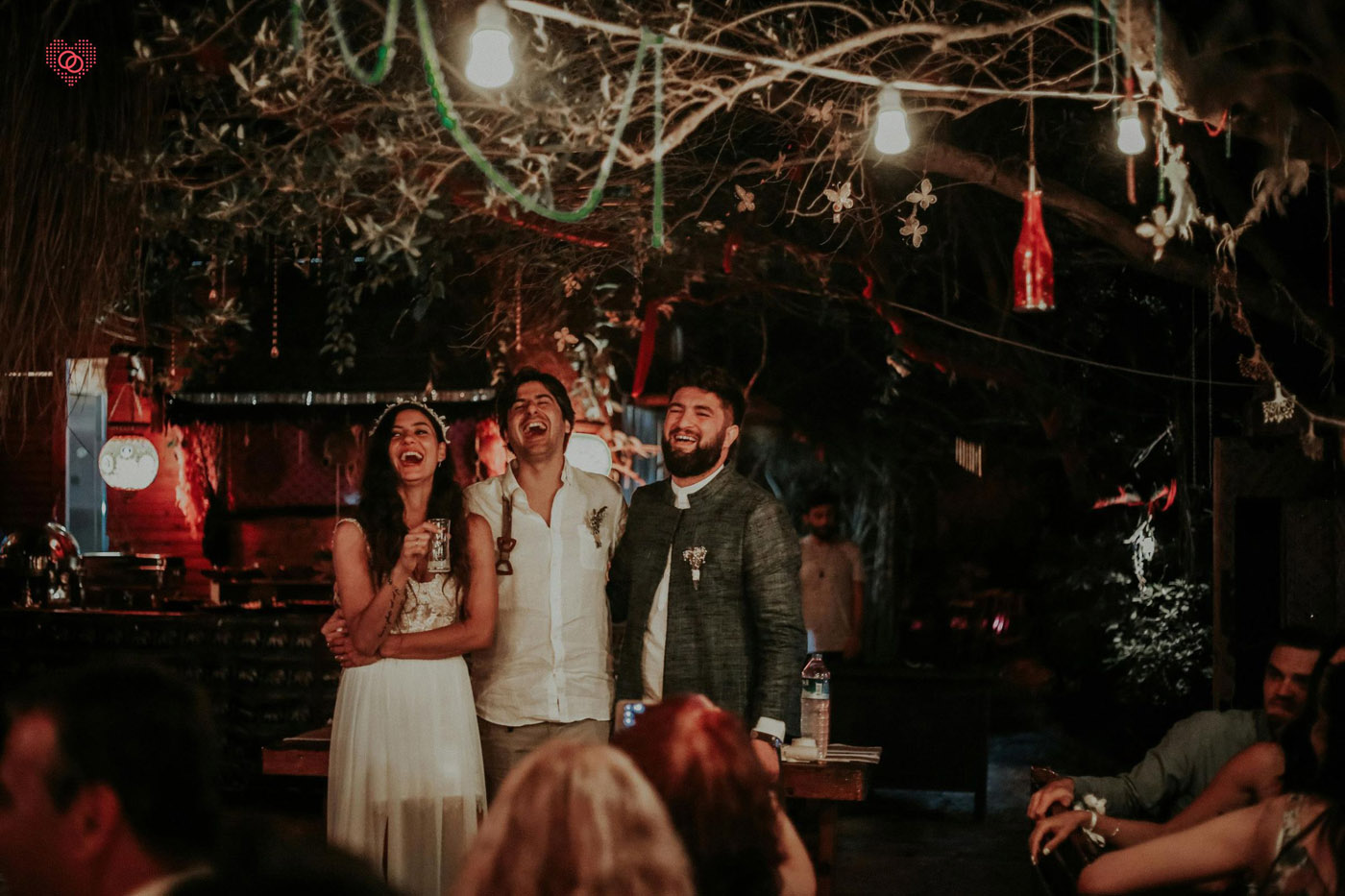 Invités prenant des photos amusantes lors d'un défi mariage